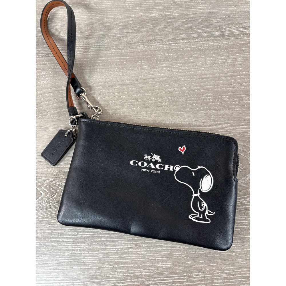 Coach x Peanuts Snoopy Wristlet Black Leather Heart wallet